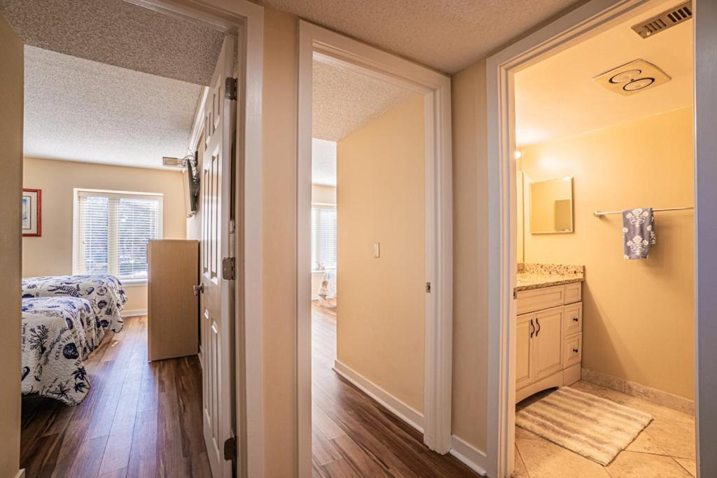 1686 Bluff Villas Renovated Sleeps 8 Walk To Salty Dog Sea Pines ヒルトンヘッドアイランド エクステリア 写真